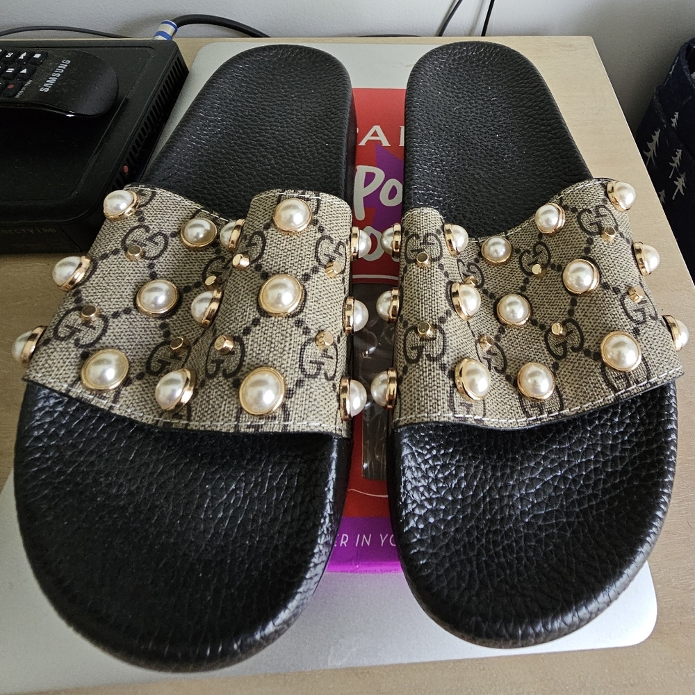 Women Gucci slippers fits 6.5 & 7